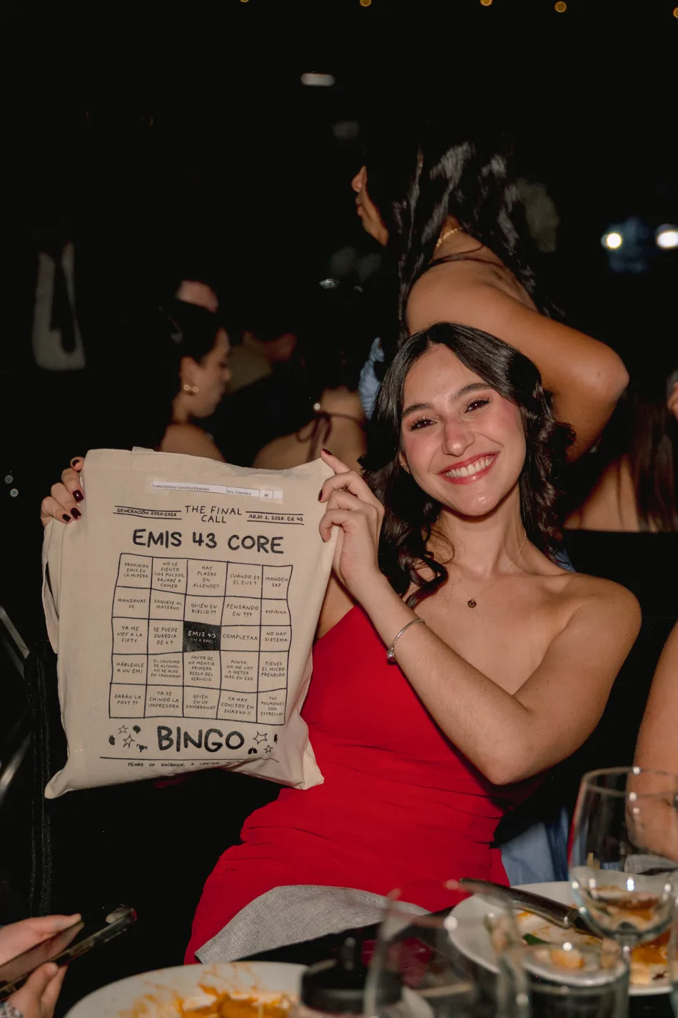 Graduada celebrando la noche