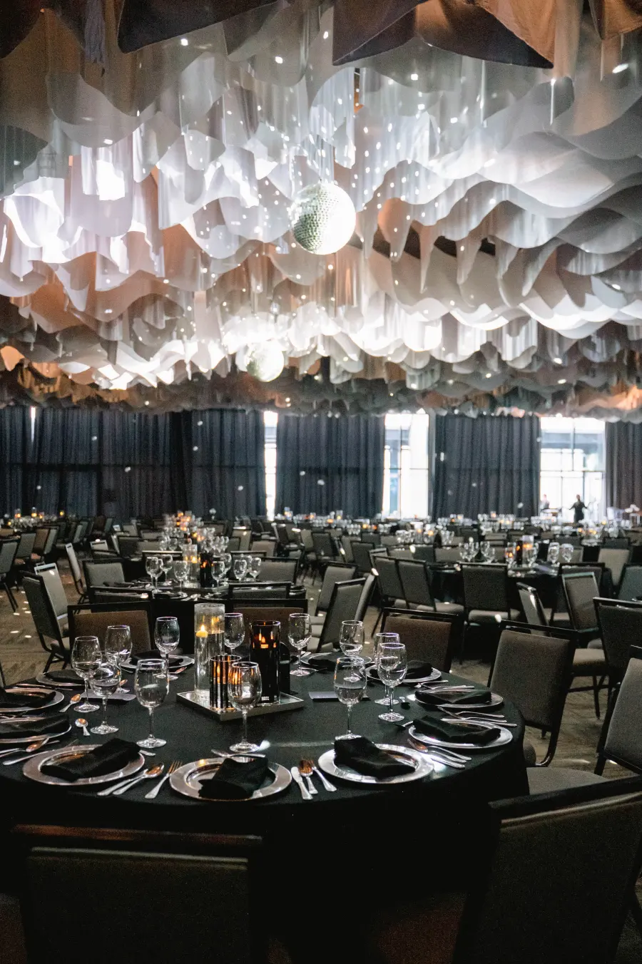 Salón montado con disco ball y producción