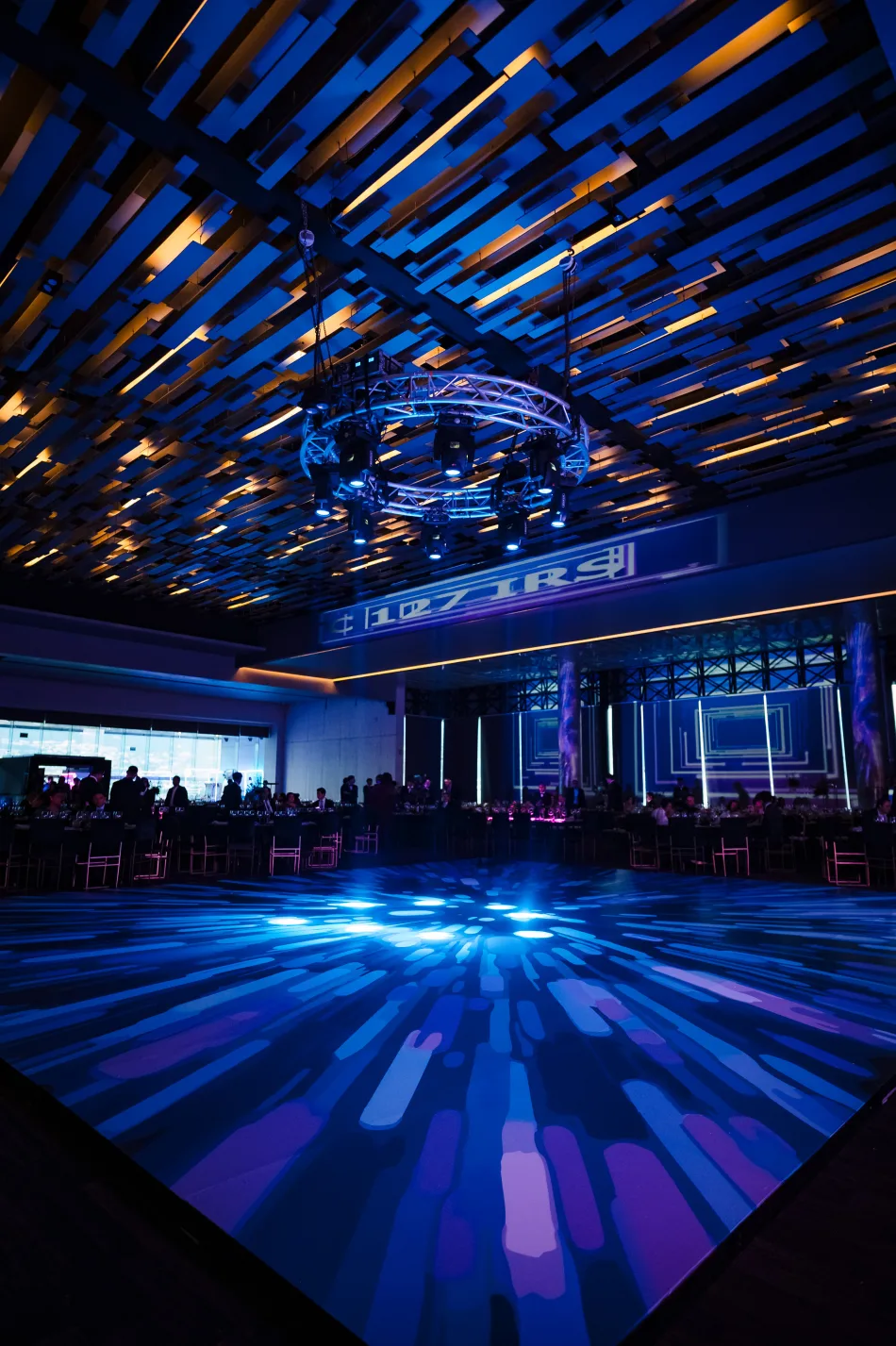 Venue iluminado y pista de baile